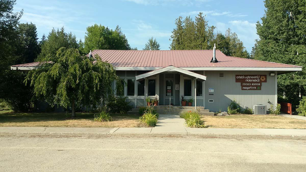 A building with signs on it that say "University of Idaho Extension, Bonner County" and "4-H Program"